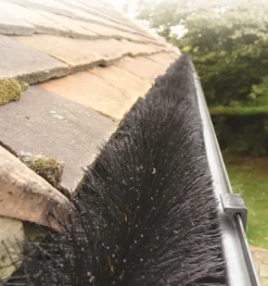 Hedgehog Gutter Brush (4m X 100mm) Brown -Garden Hearth gutterbrush in drain 6 2 png